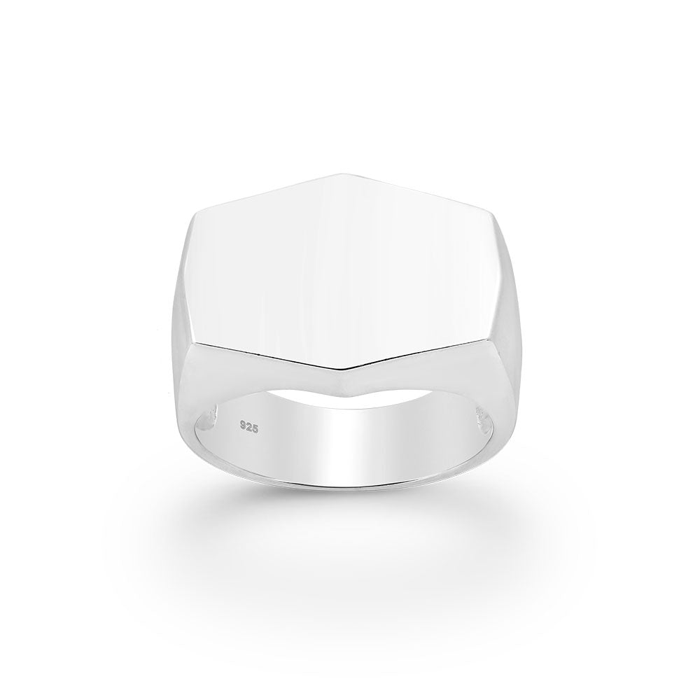 טבעת חותם רחבה עם חזית משושת נקייה ופאות חדות.
הגימור חלק, המבנה יציב, והנוכחות לא מבקשת אישור.
עשויה כסף סטרלינג 925 
טבעת שהיא יותר מסתם תכשיט,
היא הצהרה.