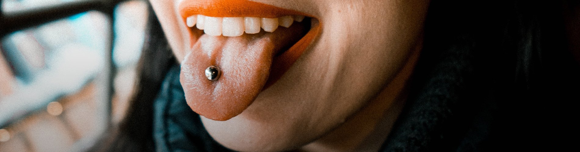 דוגמנית עם פירסינג בלשון