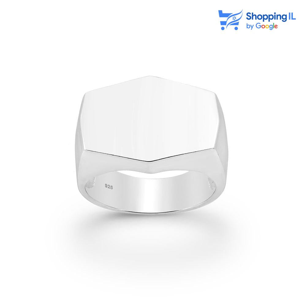 טבעת חותם רחבה עם חזית משושת נקייה ופאות חדות.
הגימור חלק, המבנה יציב, והנוכחות לא מבקשת אישור.
עשויה כסף סטרלינג 925&nbsp;

טבעת שהיא יותר מסתם תכשיט,
היא הצהרה.