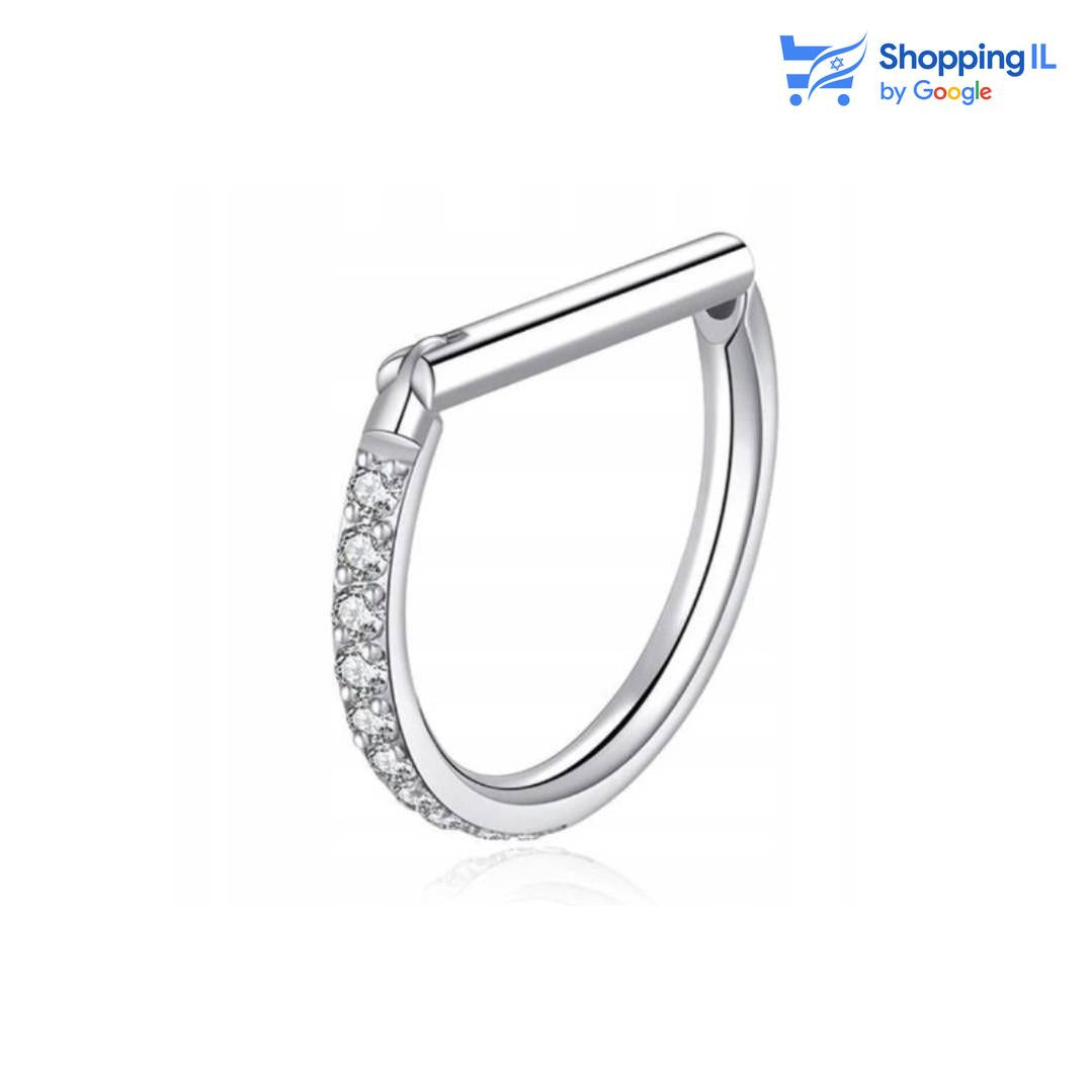 עגיל The D -  עגיל קליקר עשוי טיטניום TITANIUM 6AL-4V-ELI ASTM F-136. העגיל בעיצוב ה D כאשר חצי מהחישוק חלק והחצי השני משובץ באבני זירקון. עגיל מיוחד המשלב בין מוט לחישוק, הפתרון המושלם כאשר מעוניינים להתחדש בעגיל קונץ' אך לא מעוניינים במראה של המוט הישר אלא רוצים את המראה של חישוק בהתחלה. צבע -כסף כהה מידה - מגיע בעובי של 1.2 מ"מ ובאורך 10,12 מ"מ  העגיל מיועד בעיקר לאזורים הבאים: - פירסינג קונץ'  - כמובן שניתן לענוד את העגיל גם באזורים אחרים (: