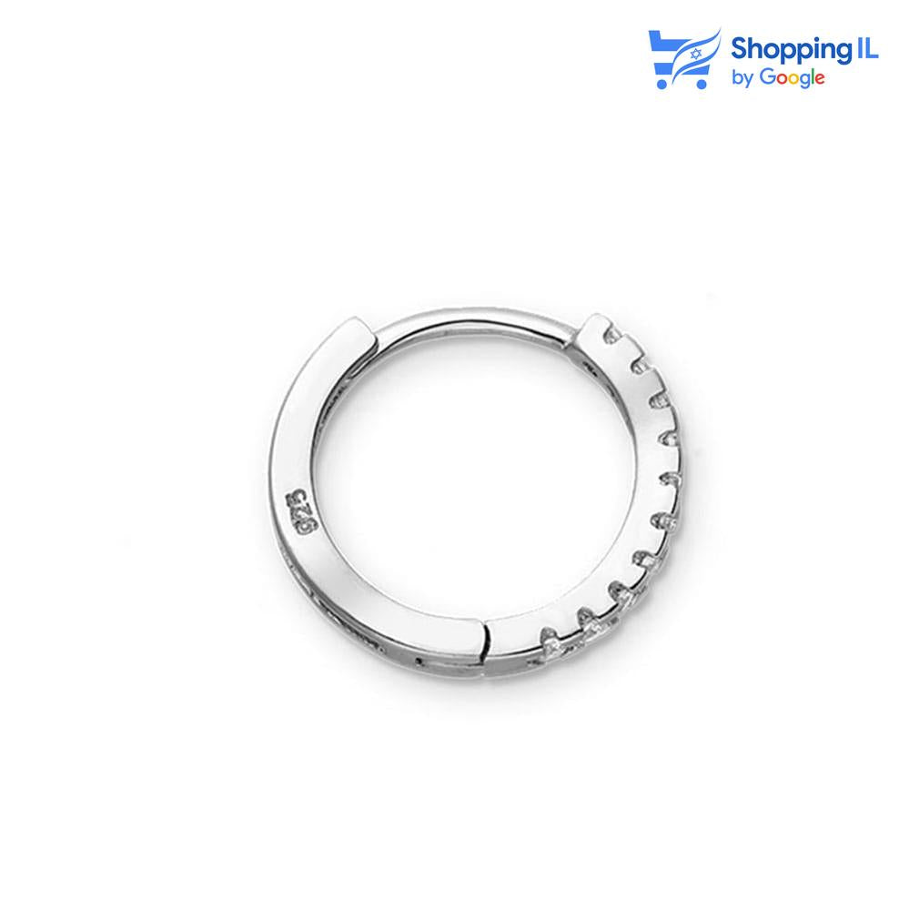 
עגילים מחוספסים עם אינדסטרי שיק, משובצים בשורת זירקונים בחזית המוסיפה ברק נקי.
הגימור החלק, סגירת הקליקר, והעיצוב הפשוט שומר על קו עכשווי שמתאים לכל לוק.
