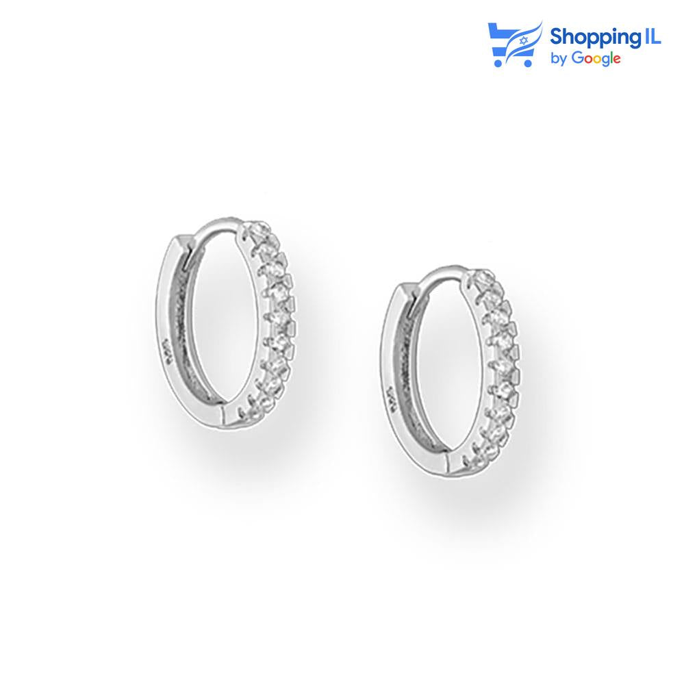 
עגילים מחוספסים עם אינדסטרי שיק, משובצים בשורת זירקונים בחזית המוסיפה ברק נקי.
הגימור החלק, סגירת הקליקר, והעיצוב הפשוט שומר על קו עכשווי שמתאים לכל לוק.

