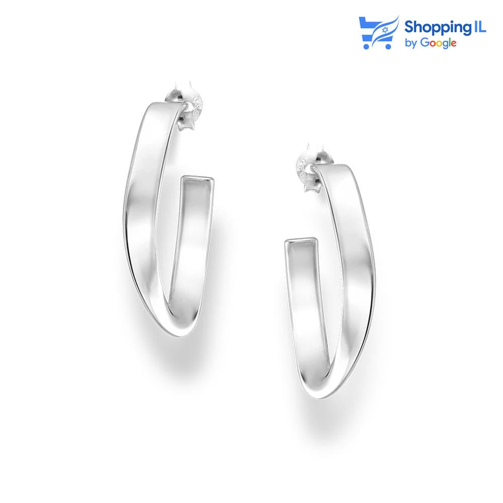 
עגילי חישוק פתוחים עם פרופיל שטוח וגיאומטריה נקייה.
הצורה הלא סגורה יוצרת קו תנועה שנראה כמו קפל מתכתי - לא מתעגל, אלא נשבר בדיוק איפה שצריך.
עשויים כסף סטרלינג 925 בגימור מבריק. למראה מודרני עם נוכחות מרשימה
