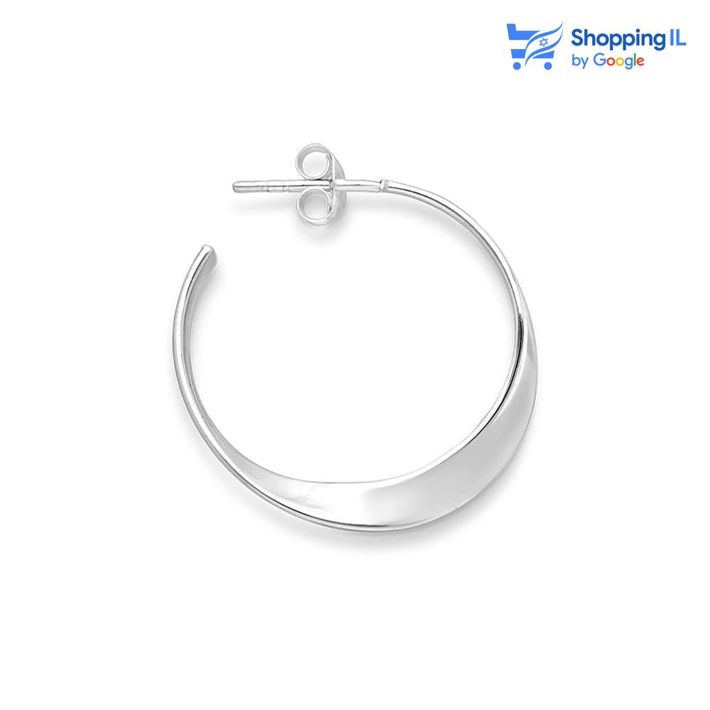 
עגילי חישוק פתוחים עם פרופיל שטוח וגיאומטריה נקייה.
הצורה הלא סגורה יוצרת קו תנועה שנראה כמו קפל מתכתי - לא מתעגל, אלא נשבר בדיוק איפה שצריך.
עשויים כסף סטרלינג 925 בגימור מבריק. למראה מודרני עם נוכחות מרשימה
