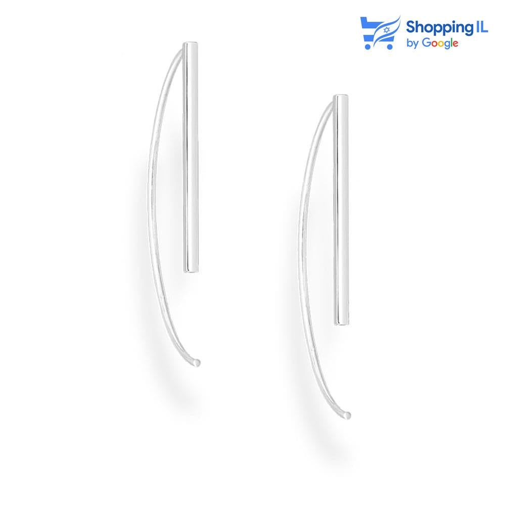 עגיל חישוק פתוח עם קימור משתנה - עיצוב שמתחיל בקו דק ונמשך לתוך נפח מתעבה.
יש בו תנועה, כיוון, ומינימליזם מדויק.
למי שמעדיפה חישוק עדין שתופס את המבט