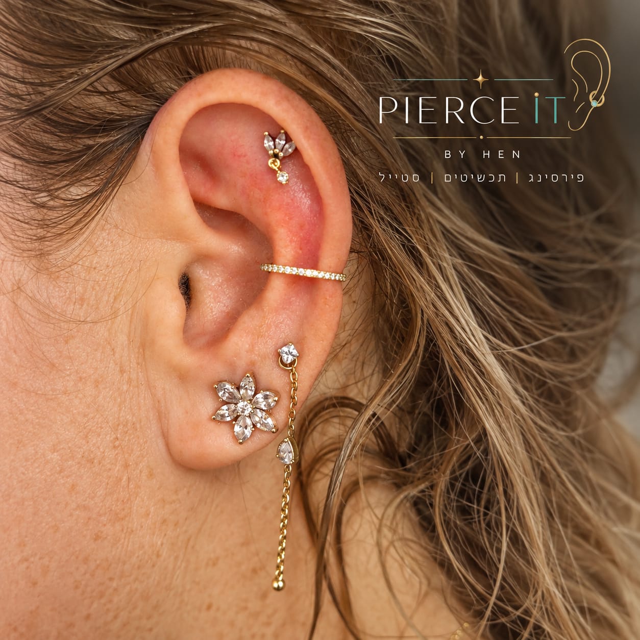 עיצוב אוזן מזהב בסטודיו Pierce It by Hen בקרני שומרון – פירסינג קונץ'  משובץ, פירסינג הליקס, עגילי חישוק זהב מדורגים ועגיל תליון אתנ