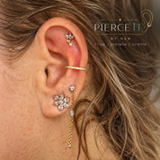 עיצוב אוזן מזהב בסטודיו Pierce It by Hen בקרני שומרון – פירסינג קונץ'  משובץ, פירסינג הליקס, עגילי חישוק זהב מדורגים ועגיל תליון אתנ
