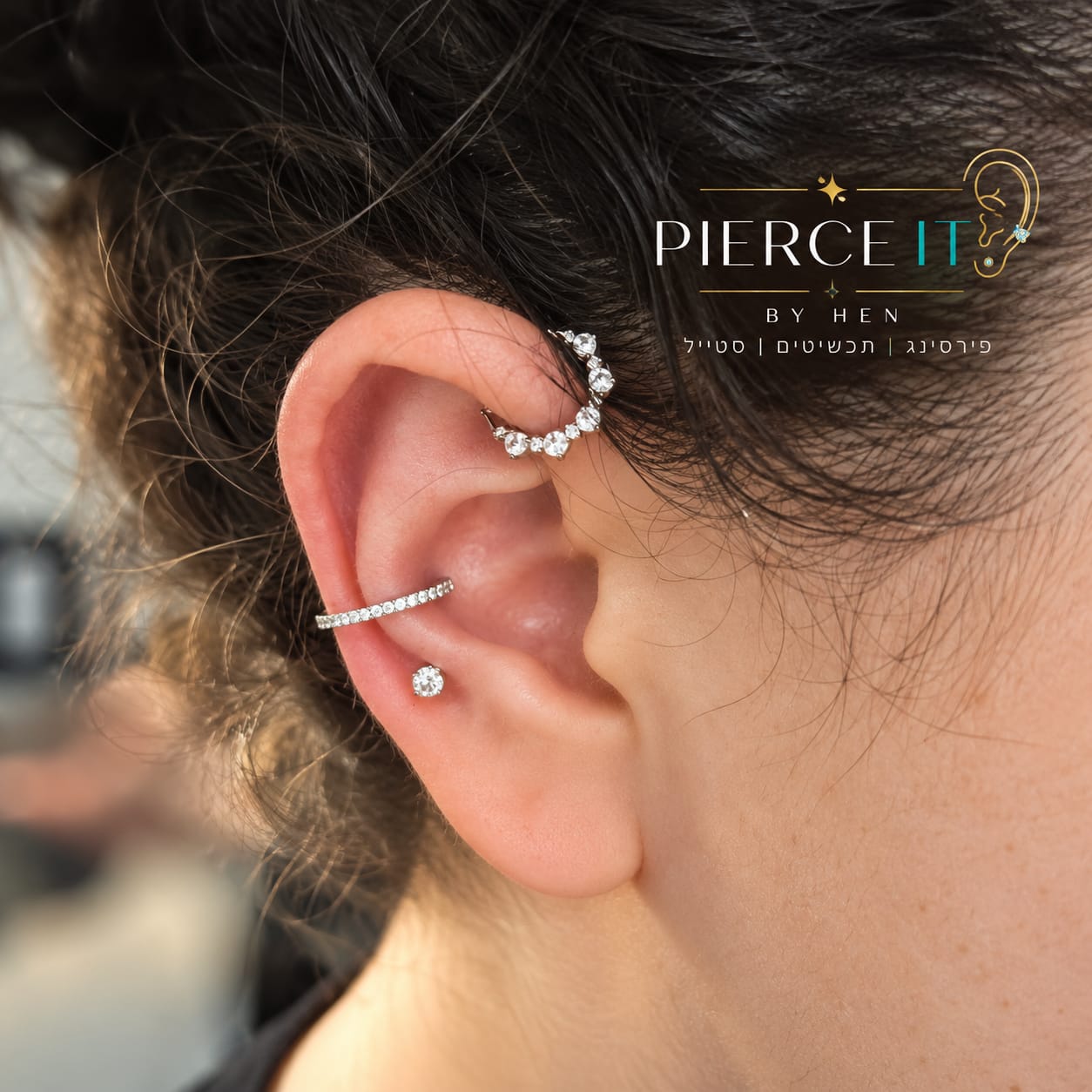 עיצוב אוזן בסטודיו Pierce It by Hen בקרני שומרון – פירסינג הליקס ופירסינג קונץ' משובצים קריסטלים לצד עגיל תנוך צמוד.