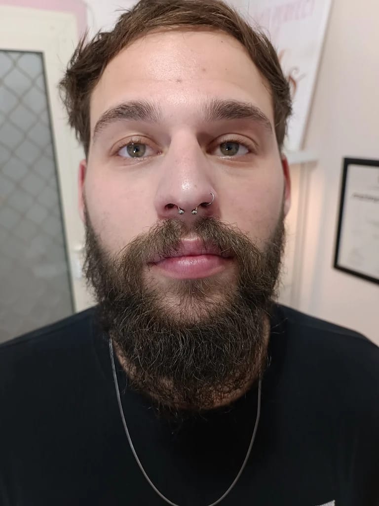 "פירסינג ספטום ונזם לגברים עם עגילי טיטניום לאבאס - שילוב עגיל פרסה וחישוק אף"
