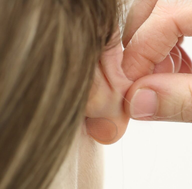 מדבקות לתנוך האוזן | Cheese cutter effect