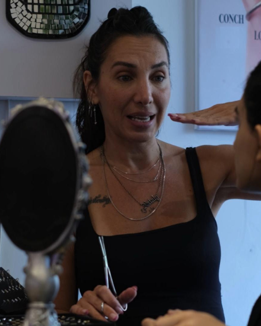 "הליך ניקוב פירסינג סטרילי ומקצועי באוזן בבוטיק הקעקועים NS Tattoo"