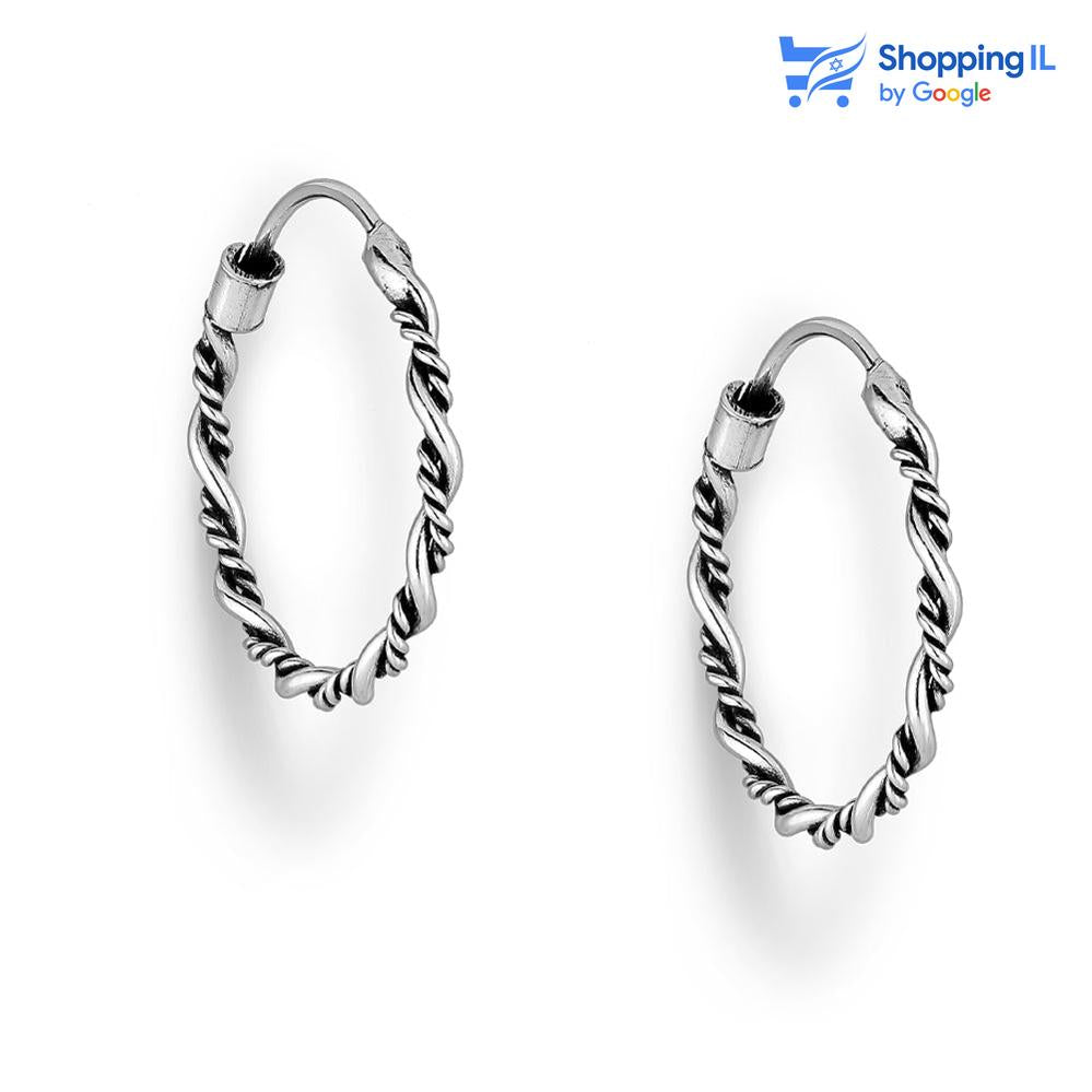 זוג עגילי אוניקס דאלי- עגיל חישוק עשוי כסף 925, דקים ועדינים. העגילים מגיעים עם גימור מחומצן וציפוי E Coat, מה שנותן לעגילים גוון מעט יותר כהה ומונע מהמתכת להשחיר עם מגע של חמצן / מים. E-Coat זו הדרך המושלמת לענוד עגילי כסף מבלי לחשוש שישחירו. צבע - כסף / שחור מידה - מגיע בעובי מוט של 0.8 מ"מ ובקוטר 16 מ"מ עובי חישוק 1 מ"מ - העגיל דק ואלגנטי.  העגיל מיועד בעיקר לאזורים הבאים: - עגילים בתנוך האוזן