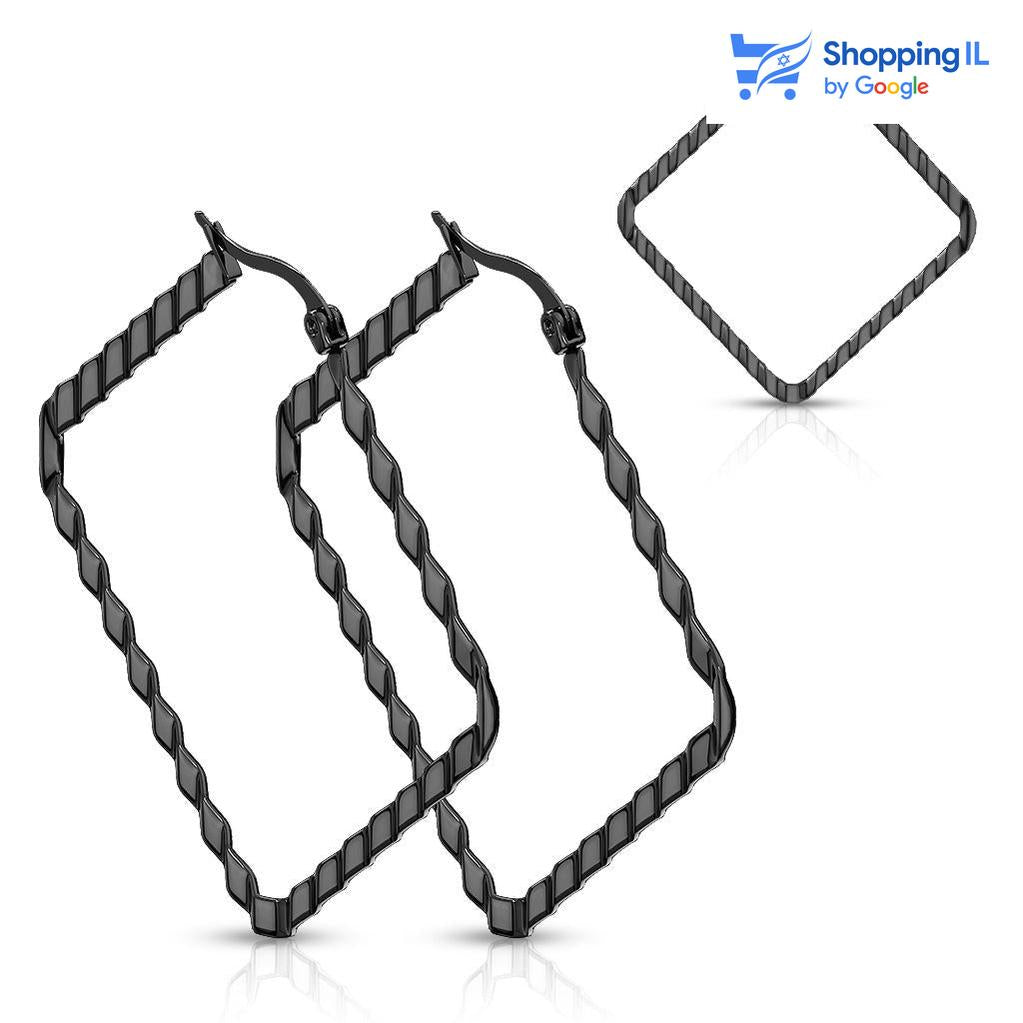 זוג עגילי ריבוע - זוג עגילי ריבוע עשויים מתכת רפואית. העגילים בעיצוב ריבוע שחור עם חריטות. צבע - שחור מידה - מגיע בעובי של 0.6 מ"מ, העגיל בגודל 40 מ"מ.  העגילים מיועדים בעיקר לאזורים הבאים: - תנוך