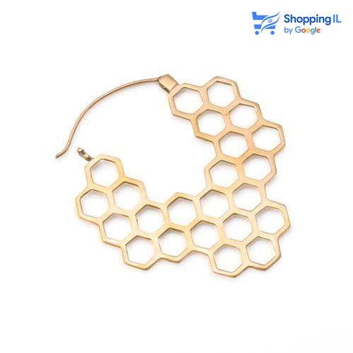 For The Planet 2.0- זוג עגילי ערב עשויים פליז הומאז' לכוורות הדבורים שכל כך חשובות לאקו סיסטם הטבעי של העולם. אנחנו לוקחים צד במאבק על שימור הטבע והעולם בו אנו חיים, כי באמת אכפת לנו, והעגילים האלה הם הדרך שלנו לעלות את המודעות לנושא.. אתם איתנו? צבע - זהב מידה - מגיע בעובי של 1 מ"מ גודל הכוורת - 47X50 מ"מ  העגיל מיועד בעיקר לאזורים הבאים: - עגילים בתנוך האוזן - כמובן שניתן לענוד את העגיל גם באזורים אחרים (: