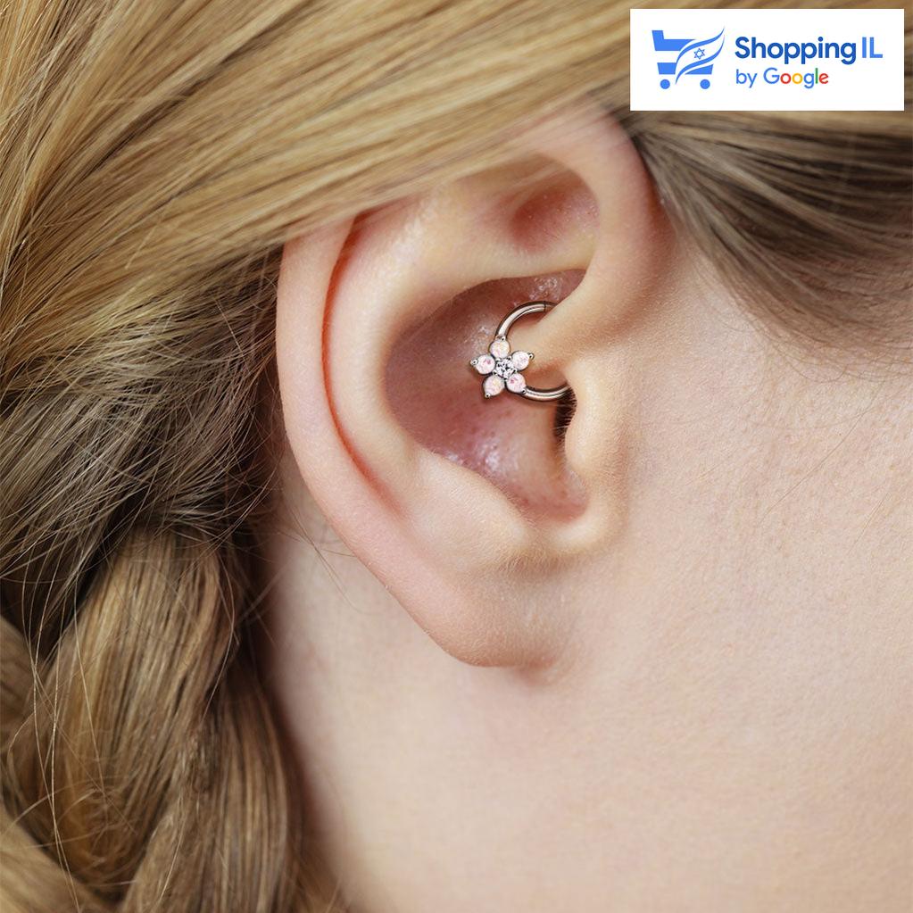 חישוק פרח אופל- עגיל חישוק עשוי מתכת רפואית עם סגירת קליקר. העגיל בעיצוב חישוק קליקר משובץ פרח אבני אופל עם אבן זירקון במרכז. צבע - כסוף, זהב מידה - מגיע בעובי של 1.2 מ"מ ובקוטר 8 מ"מ  העגיל מיועד בעיקר לאזורים הבאים: - פירסינג הליקס - פירסינג ספטום - פירסינג דיית' - כמובן שניתן לענוד את העגיל גם באזורים אחרים (: