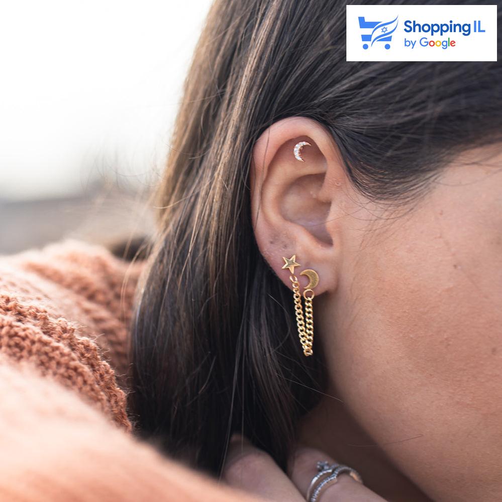 דוגמנית עונדת עגילים לתנוך האוזן מצופים זהב