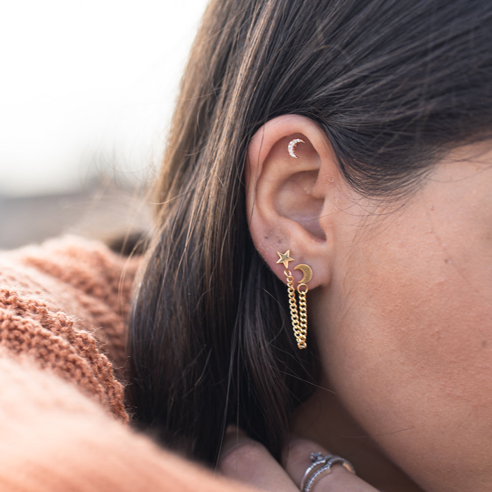 דוגמנית עונדת עגילים לתנוך האוזן מצופים זהב