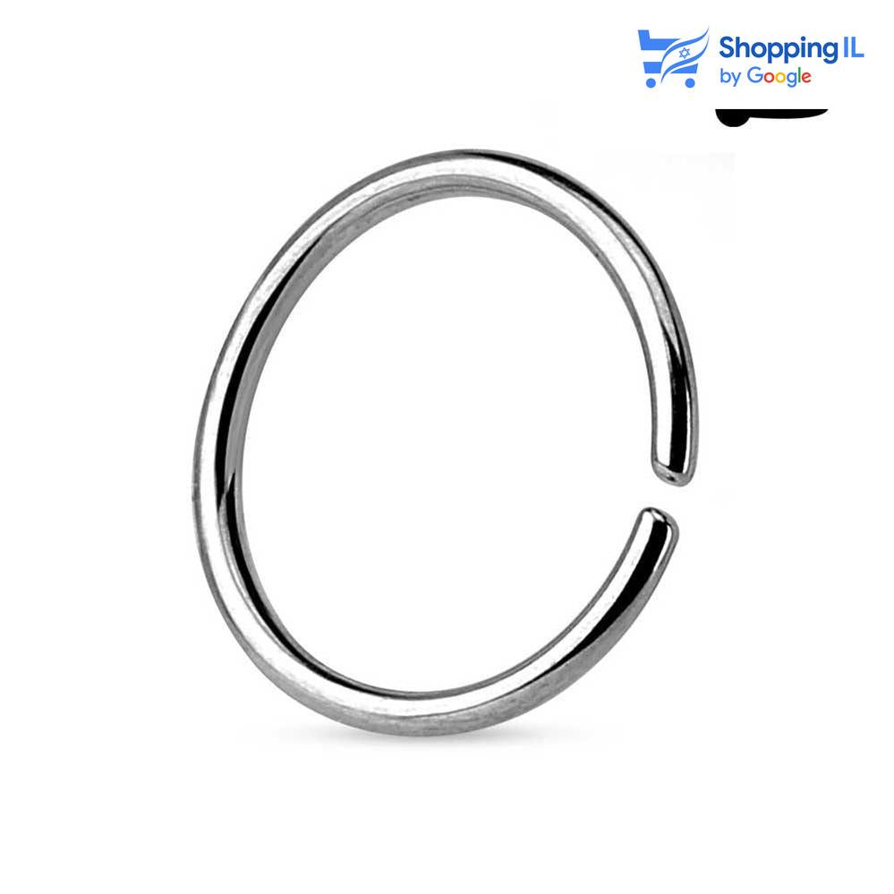 חישוק נזם זהב לבן קלאסי - עגיל חישוק פתוח עשוי זהב לבן 14K, סגירת החישוק מתבצעת בעזרת כיפוף. העגיל בעיצוב נזם זהב קלאסי. צבע - זהב לבן 14 קראט מידה - מגיע בעובי של 0.8 מ"מ ובקוטר 7/8 מ"מ  העגיל מיועד בעיקר לאזורים הבאים: - פירסינג נזם - פירסינג הליקס שנעשה בעזרת אקדח - כמובן שניתן לענוד את העגיל גם באזורים אחרים (: