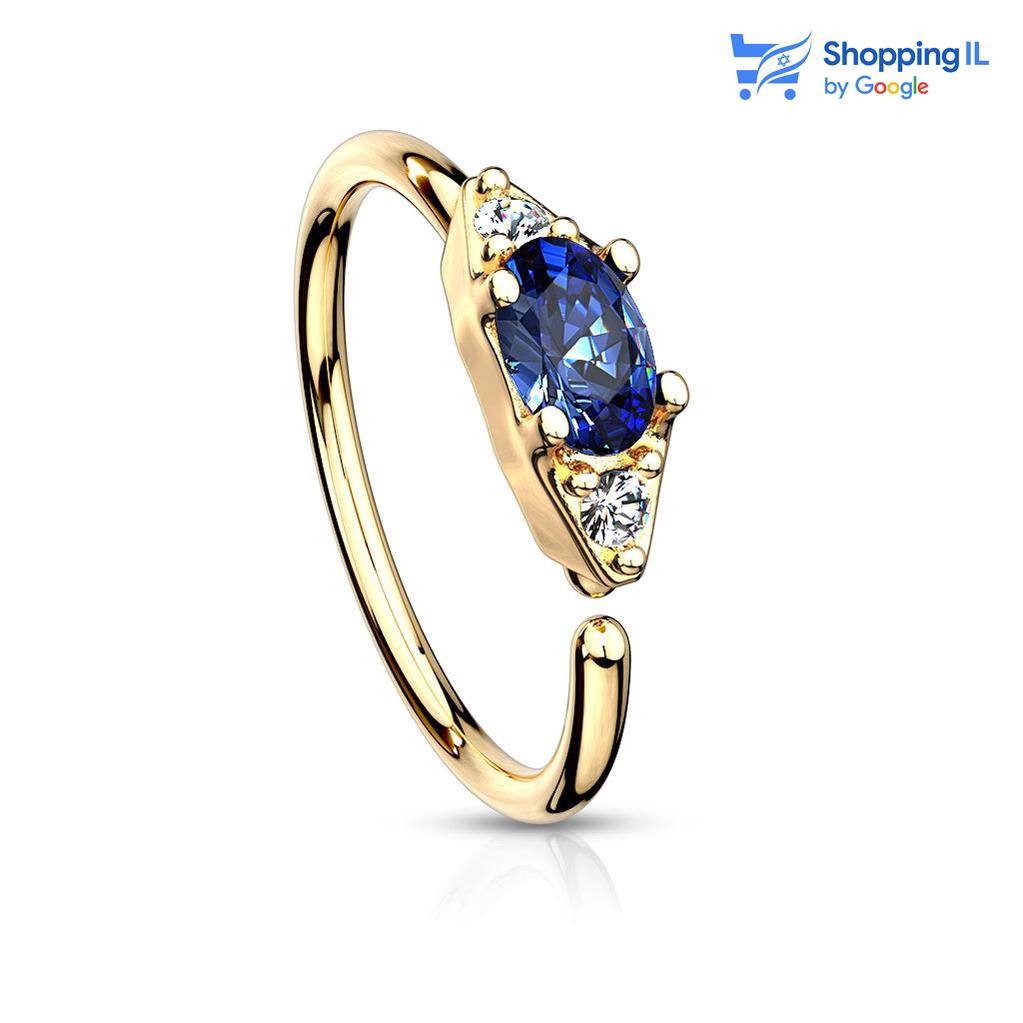 חישוק בלו - מון- עגיל חישוק פתוח עשוי מתכת רפואית מצופה זהב 14 קראט, סגירת החישוק מתבצעת בעזרת כיפוף. עגיל נזם משובץ אבן זירקון כחולה בעיצוב אובל, עם זוג אבני זירקון נוספים . צבע - כחול מידה - מגיע בעובי של 0.8  מ"מ ובקוטר 8 מ"מ  העגיל מיועד בעיקר לאזורים הבאים: - פירסינג נזם - רוק פירסינג - הליקס דק שנעשה בעזרת אקדח - כמובן שניתן לענוד את העגיל גם באזורים אחרים (: