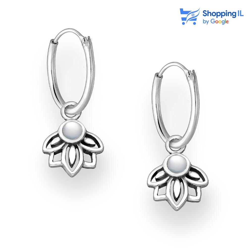 פרחים תלויים על חישוק- זוג חישוקים עשויים כסף 925 עגילי כסף בעיצוב פרחים משובצים בצדף!  עגילים מגיעים עם גימור מחומצן וציפוי E Coat, מה שנותן לעגילים גוון מעט יותר כהה ומונע מהמתכת להשחיר עם מגע של חמצן / מים. E-Coat זו הדרך המושלמת לענוד עגילי כסף מבלי לחשוש שישחירו.