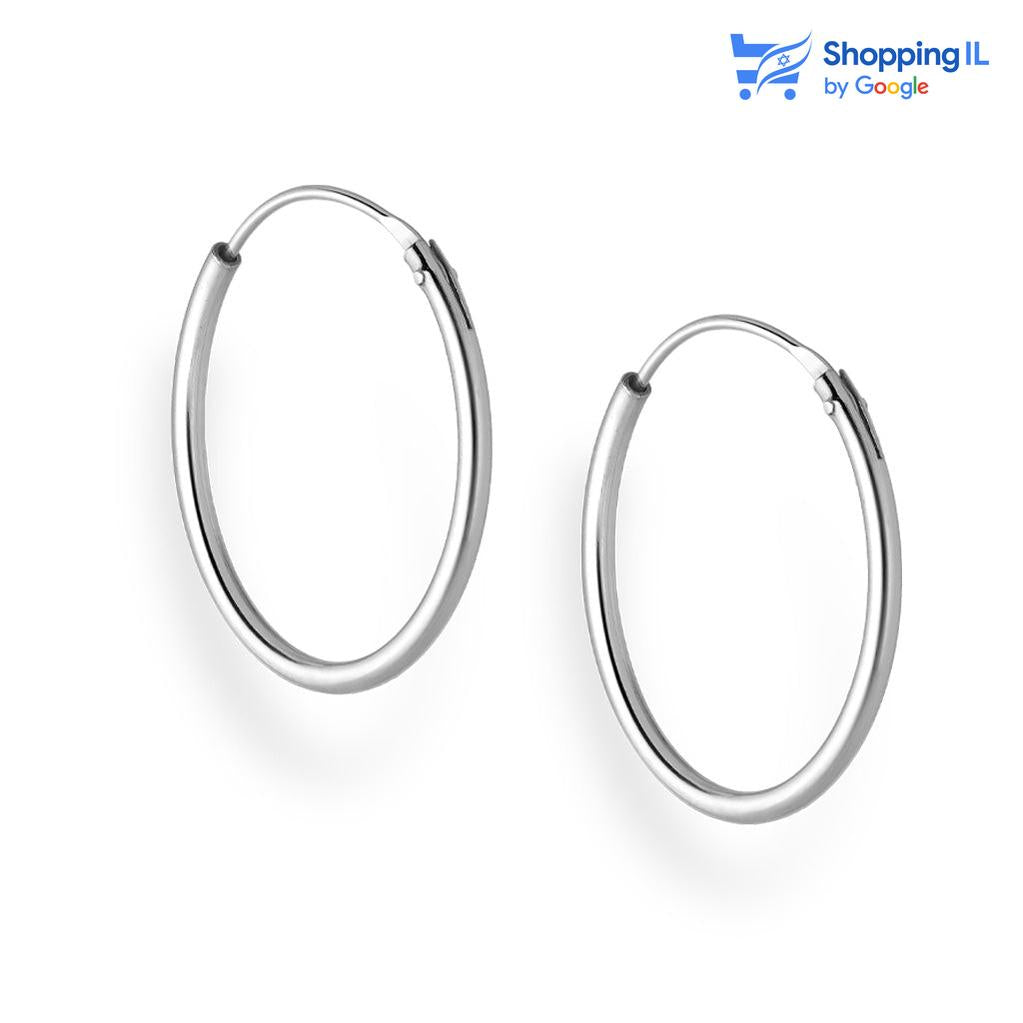 זוג עגיל תמי - זוג עגילי חישוק עשויים כסף 925. העגילים בעיצוב זוג חישוקים קלאסיים . צבע - כסף מידה - מגיע בעובי מוט של 0.8 מ"מ ובקוטר 20 מ"מ עובי חישוק 1.6 מ"מ  העגיל מיועד בעיקר לאזורים הבאים: - עגילים בתנוך האוזן