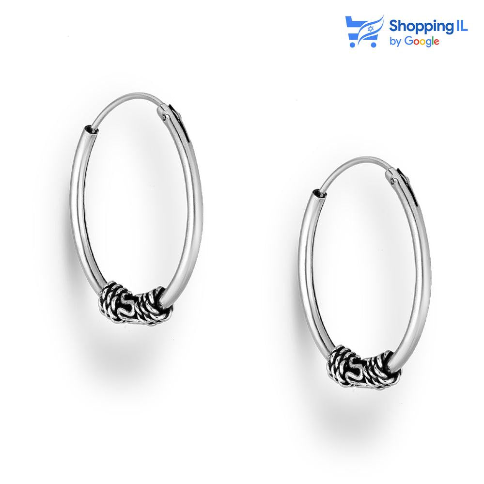זוג עגילי סהר - עגילי חישוק עשויים כסף 925 בעיצוב אינדונזי. העגיל מגיע בגימור מחומצן וציפוי E Coat, מה שנותן לעגילים גוון מעט יותר כהה ומונע מהמתכת להשחיר עם מגע של חמצן / מים. E-Coat זו הדרך המושלמת לענוד עגילי כסף מבלי לחשוש שישחירו.. צבע - כסף / שחור מידה - מגיע בעובי של 0.8 מ"מ ובקוטר 19 מ"מ עובי חישוק - 1 מ"מ  העגיל מיועד בעיקר לאזורים הבאים: - עגילים בתנוך האוזן
