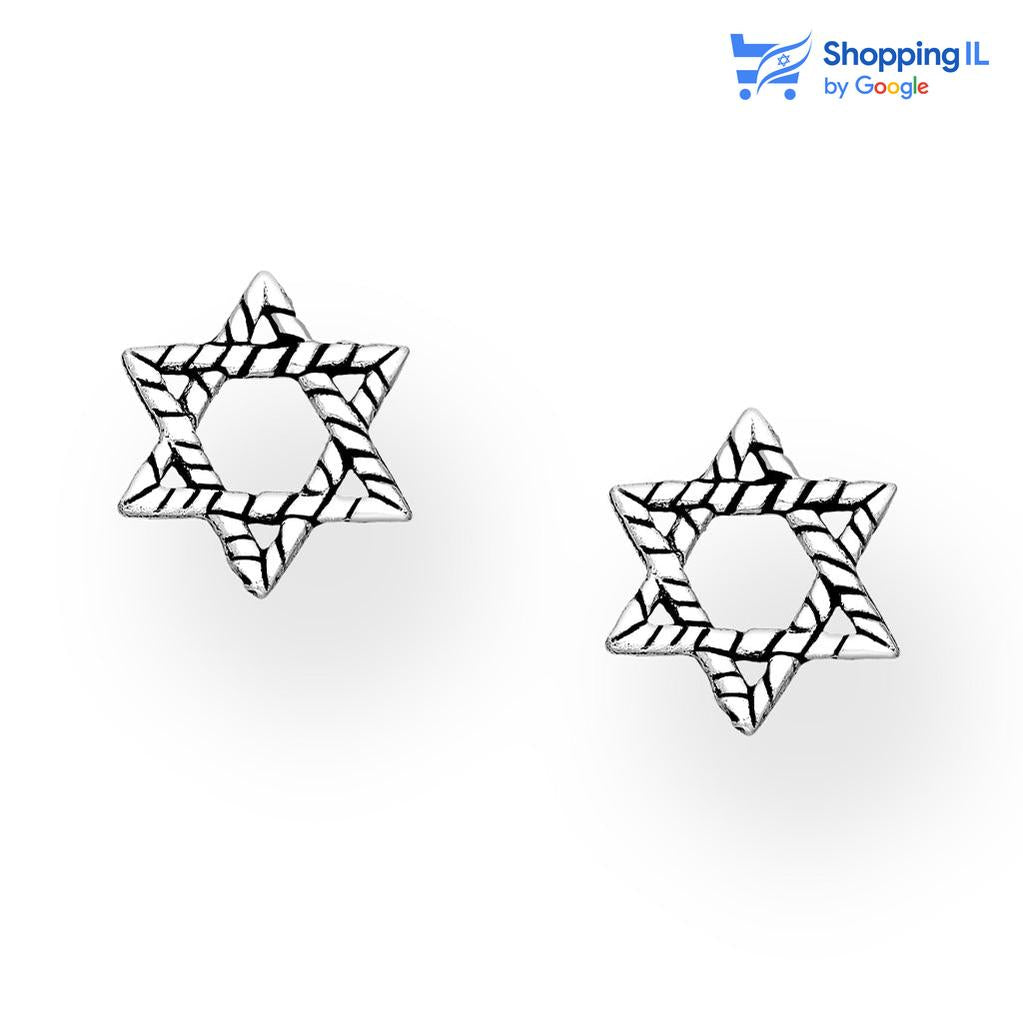 זוג עגילי מגן דוד- עשויים מכסף סטרלינג 925 . זוג עגילים צמודים לתנוך האוזן בעיצוב מגן דוד. העגילים מגיעים עם גימור מחומצן וציפוי E Coat, מה שנותן לעגילים גוון מעט יותר כהה ומונע מהמתכת להשחיר עם מגע של חמצן / מים. צבע- כסף, שחור. מידה - מגיע בעובי של 0.8 מידת המגן דוד 8*8.  העגילים מיועדים בעיקר לאזורים הבאים: - תנוך