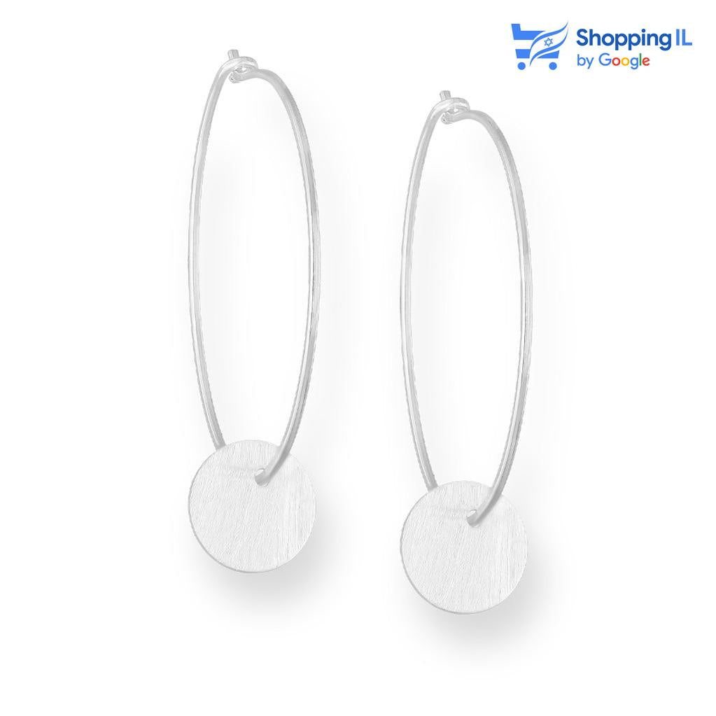 זוג עגילי יסמין-  עשויים כסף 925 זוג חישוקים עם תליון בעיצוב כסף . צבע - כסף מידה - מגיע בעובי של 0.8 מ"מ ובקוטר 20 מ"מ  העגילים מיועדים בעיקר לאזורים הבאים: - עגיל בתנוך - כמובן שניתן לענוד את העגיל גם באזורים אחרים (: