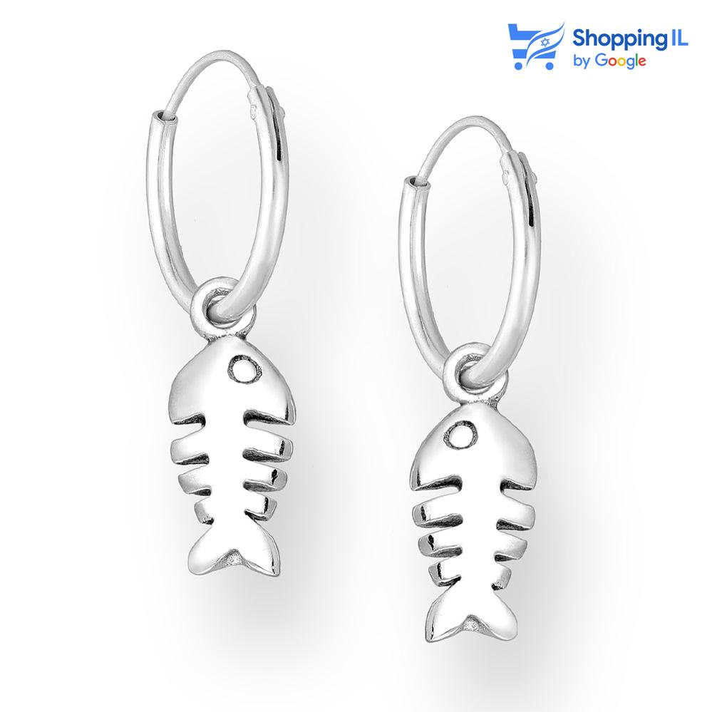 פישי - זוג עגילי כסף 925. זוג חישוקי כסף 925 עם זוג שלדי דגים תלויים צבע - כסף מידה - מגיע בעובי של 0.8 מ"מ | קוטר 10 מ"מ מידת הדג: 13/5 מ"מ  העגיל מיועד בעיקר לאזורים הבאים: - עגילים בתנוך האוזן