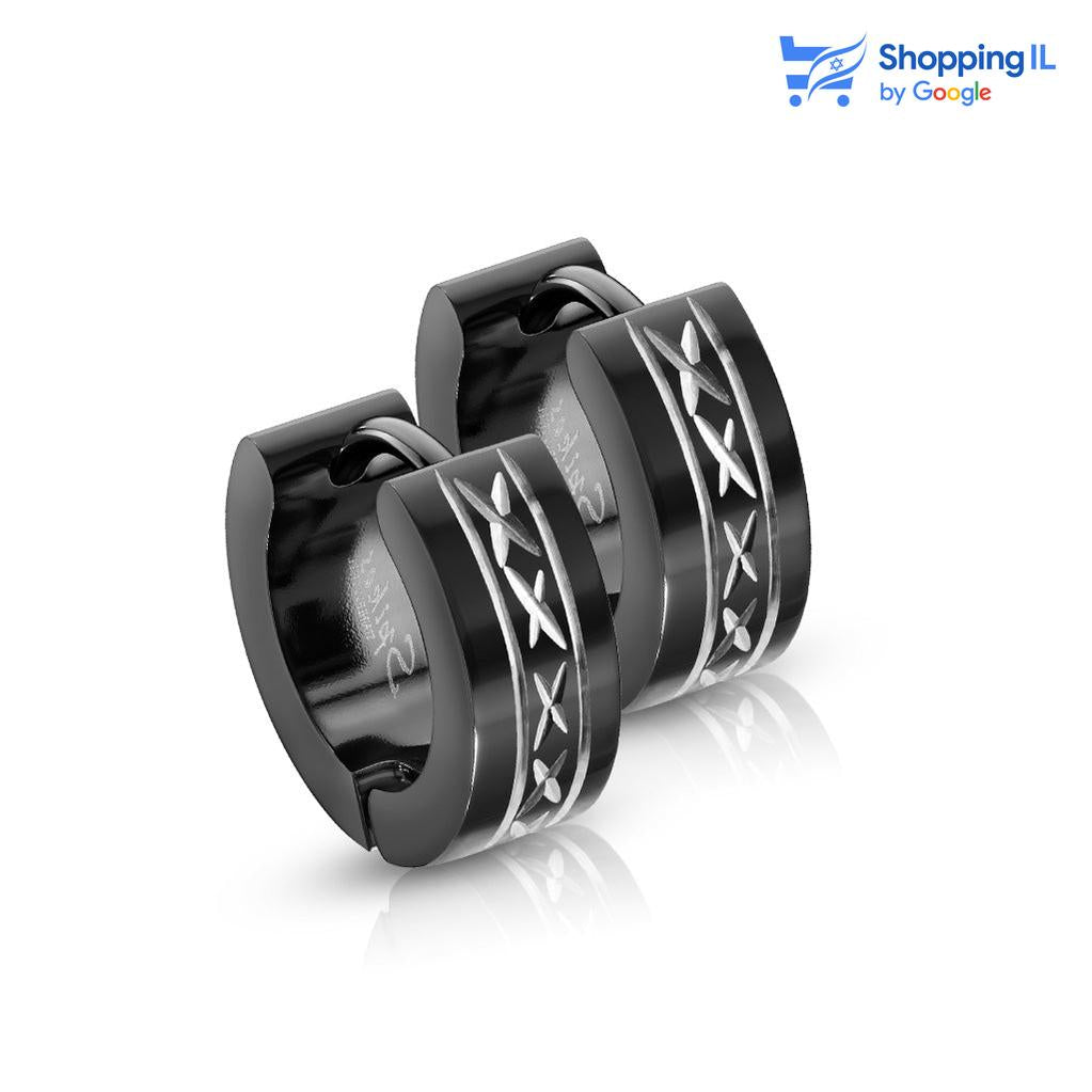 זוג עגילי XXX-עשויים מתכת רפואית עם סגירת קליקר. העגילים בעיצוב חישוקים רחבים בצבע שחור עם חריטות איקסים. צבע - שחור מידה - מגיע בעובי של 0.8 מ"מ  הפירסינג מיועד בעיקר לאזורים הבאים: - תנוך - כמובן שניתן לענוד את העגיל גם באזורים אחרים (: