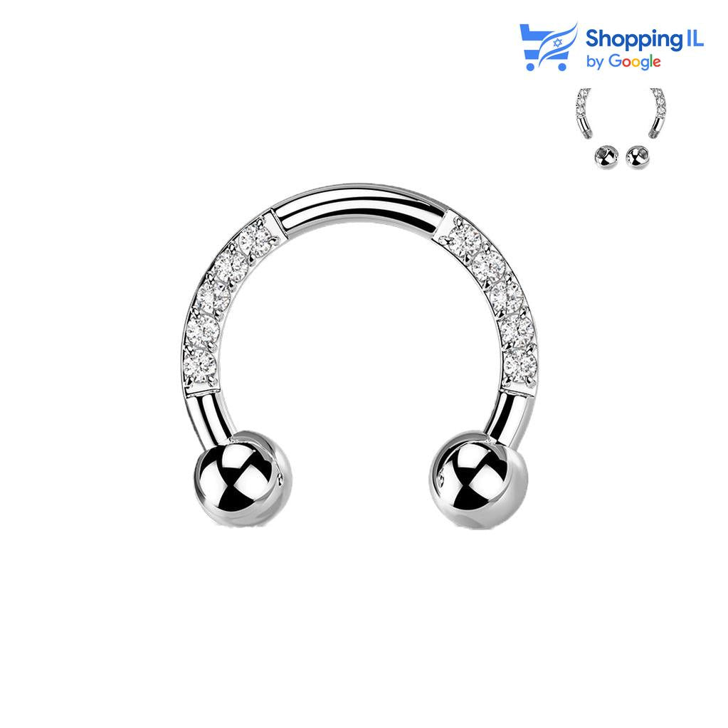 עגיל פרסה משובצת זירקונים- עגיל פרסה עשוי טיטניום TITANIUM 6AL-4V-ELI ASTM F-136. העגיל בעיצוב פרסה קלאסית המשובצת באבני זירקון צבע - כסף מידה - מגיע בעובי של 1.2 מ"מ ובאורך 8 מ"מ קוטר סוגר - סוגר 3 מ"מ   העגיל מיועד בעיקר לאזורים הבאים:  - פירסינג הליקס - פירסינג טראגוס  - פירסינג ספטום