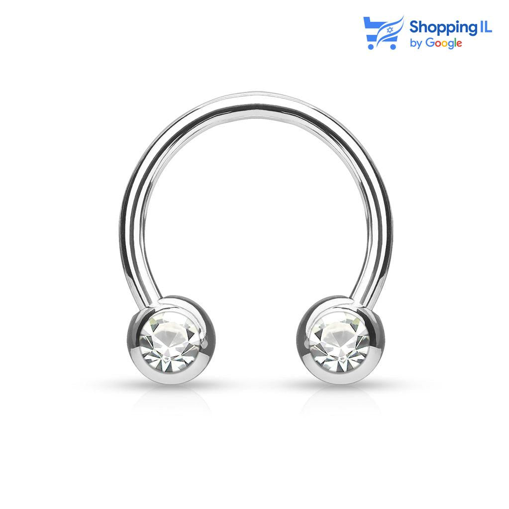 עגיל פרסה דיסקו - עגיל פרסה עשוי מתכת רפואית . עגיל פרסה משובץ זוג אבני זירקון בסוגרים. צבע - כסף מידה - מגיע בעובי 1.2 מ"מ ובאורך 10 מ"מ קוטר סוגרים - 4 מ"מ  העגיל מיועד בעיקר לאזורים הבאים: - פירסינג בפיטמה - פירסינג ספטום - פירסינג בטבור - פירסינג הליקס - כמובן שניתן לענוד את העגיל גם באזורים אחרים (: