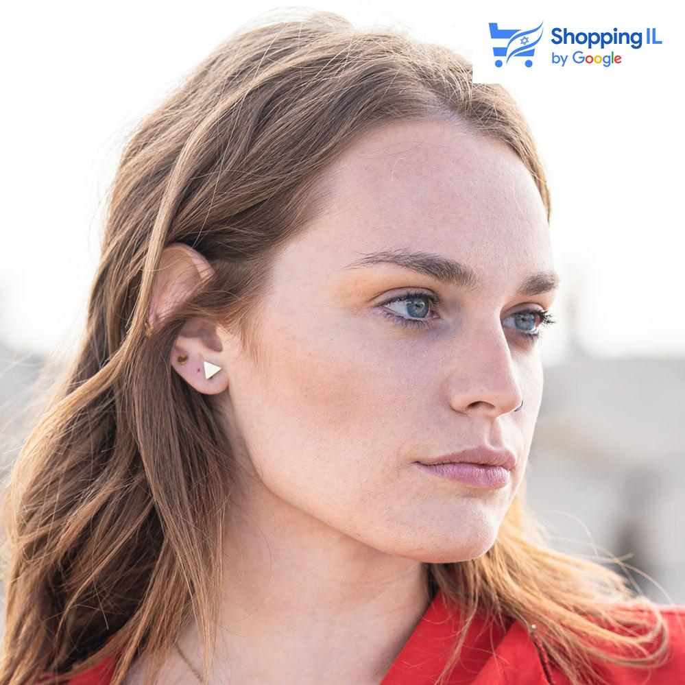 זוג עגילי משולשים - עשויים מתכת רפואית מצופה זהב (המוט אינו מצופה בזהב). העגילים בעיצוב משולשים בגימור מברשת. מצופה - זהב, זהב רוז. מידה - מגיע בעובי של 0.8 והמשולשים בגודל של 7*7 מ"מ.  העגילים מיועדים בעיקר לאזורים הבאים: - תנוך