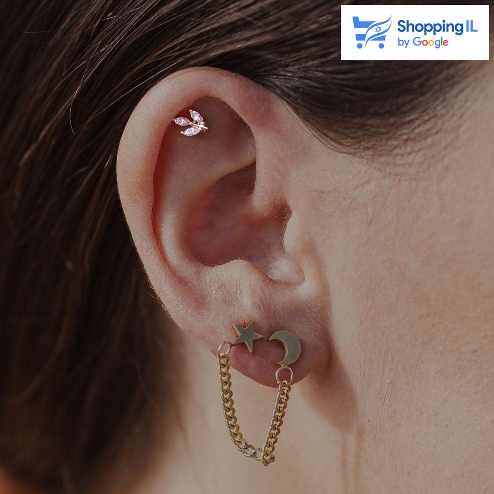 העגיל בעיצוב עלה משובץ שלושה אבני זירקון. הליקס טראגוס קונץ פלאט- פירסינג בשפה - פירסינג קונץ' - פירסינג הליקס - פירסינג טראגוס