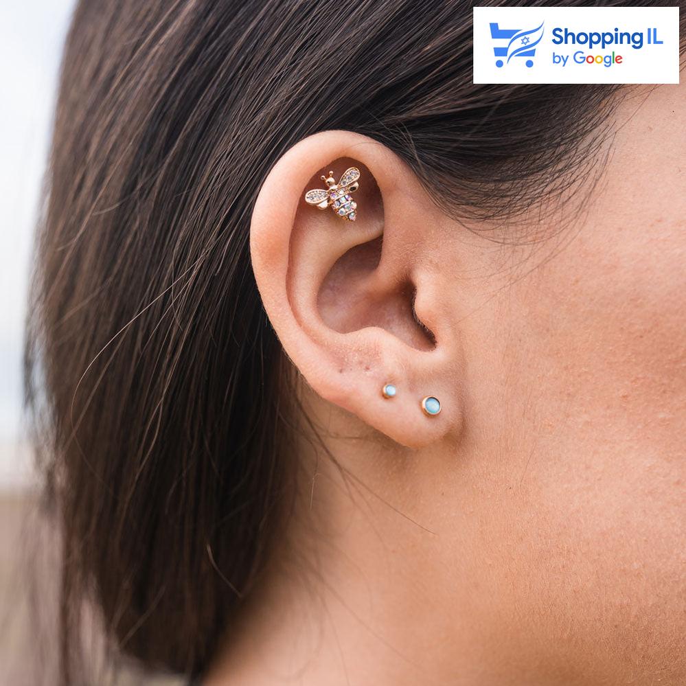 עגילי נקודה - עשויים ממתכת רפואית, עם הברגה פנימית. העגיל משובץ אבן אפוקסי בגדלים שונים. צבע - מגיע במגוון רחב של צבעים מידה - מגיע בעובי של 1.2 מ"מ ובאורך 6 מ"מ  העגיל מיועד בעיקר לאזורים הבאים: - מתאים לתנוך כעגיל שני, שלישי, רביעי - פירסינג הליקס - פירסינג פלאט - פירסינג טראגוס - פירסינג קונץ'  - כמובן שניתן לענוד את העגיל גם באזורים אחרים (: