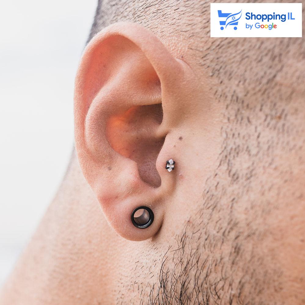 Black Ice - עגיל עשוי מתכת רפואית בעלת הברגה פנימית. העגיל בעיצוב מוט משובץ זירקון טיפתי קטן. צבע - שחור, כסוף מידה - מגיע בעובי של 1.2 מ"מ ובאורך 6 מ"מ, קוטר הזירקון הוא 2 מ"מ  העגיל מיועד בעיקר לאזורים הבאים: - פירסינג קונץ' - פירסינג הליקס - פירסינג פלאט - פירסינג טראגוס - כמובן שניתן לענוד את העגיל גם באזורים אחרים (: