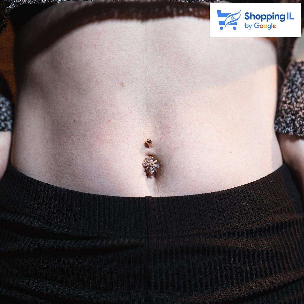 עגיל לטבור בלום מצופה זהב - עשוי מתכת רפואית מצופה זהב 14K. העגיל בעיצוב פרח משובץ זירקונים בסגנון פרח,  מקולקציית - הגינה של לאבאס. מצופה - זהב, זהב רוז מידה - מגיע בעובי של 1.6 מ"מ ובאורך 10 מ"מ קוטר סוגר - 5 מ"מ  העגיל מיועד בעיקר לאזורים הבאים: - פירסינג בטבור