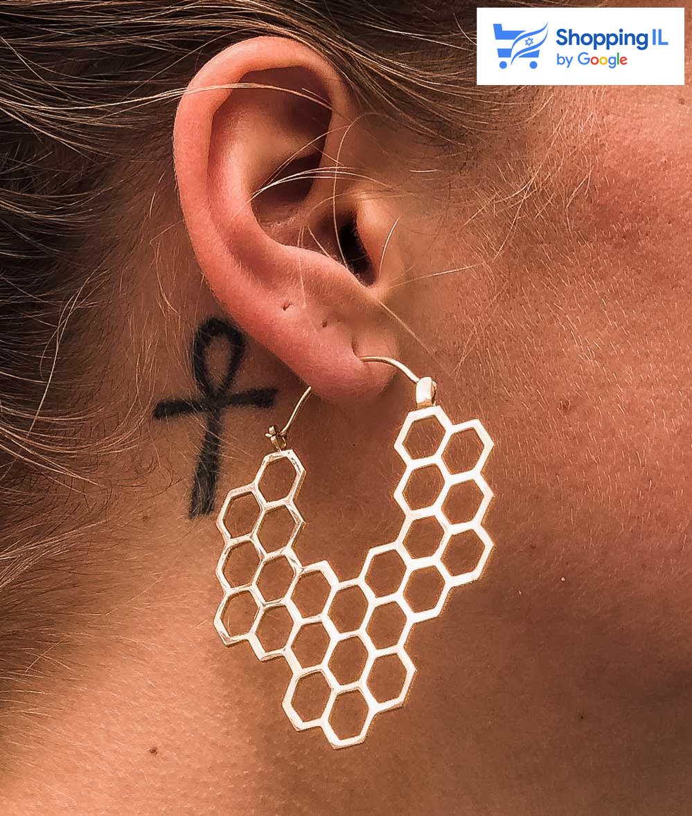 For The Planet 2.0- זוג עגילי ערב עשויים פליז הומאז' לכוורות הדבורים שכל כך חשובות לאקו סיסטם הטבעי של העולם. אנחנו לוקחים צד במאבק על שימור הטבע והעולם בו אנו חיים, כי באמת אכפת לנו, והעגילים האלה הם הדרך שלנו לעלות את המודעות לנושא.. אתם איתנו? צבע - זהב מידה - מגיע בעובי של 1 מ"מ גודל הכוורת - 47X50 מ"מ  העגיל מיועד בעיקר לאזורים הבאים: - עגילים בתנוך האוזן - כמובן שניתן לענוד את העגיל גם באזורים אחרים (: