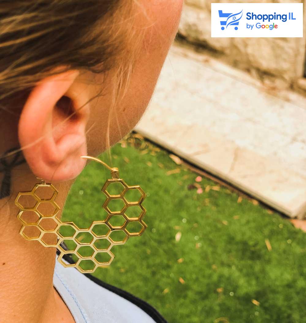 For The Planet 2.0- זוג עגילי ערב עשויים פליז הומאז' לכוורות הדבורים שכל כך חשובות לאקו סיסטם הטבעי של העולם. אנחנו לוקחים צד במאבק על שימור הטבע והעולם בו אנו חיים, כי באמת אכפת לנו, והעגילים האלה הם הדרך שלנו לעלות את המודעות לנושא.. אתם איתנו? צבע - זהב מידה - מגיע בעובי של 1 מ"מ גודל הכוורת - 47X50 מ"מ  העגיל מיועד בעיקר לאזורים הבאים: - עגילים בתנוך האוזן - כמובן שניתן לענוד את העגיל גם באזורים אחרים (: