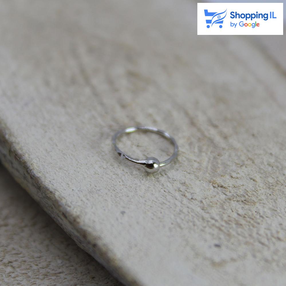 חישוק מרסי - חישוק דמוי לחץ עשוי זהב לבן 14K העגיל בעיצוב נזם דק ומסולסל. צבע - זהב לבן 14 קראט מידה - מגיע בעובי של 0.8 מ"מ ובקוטר 7/9  מ"מ  העגיל מיועד בעיקר לאזורים הבאים: - פירסינג נזם - הליקס שנעשה בעזרת אקדח