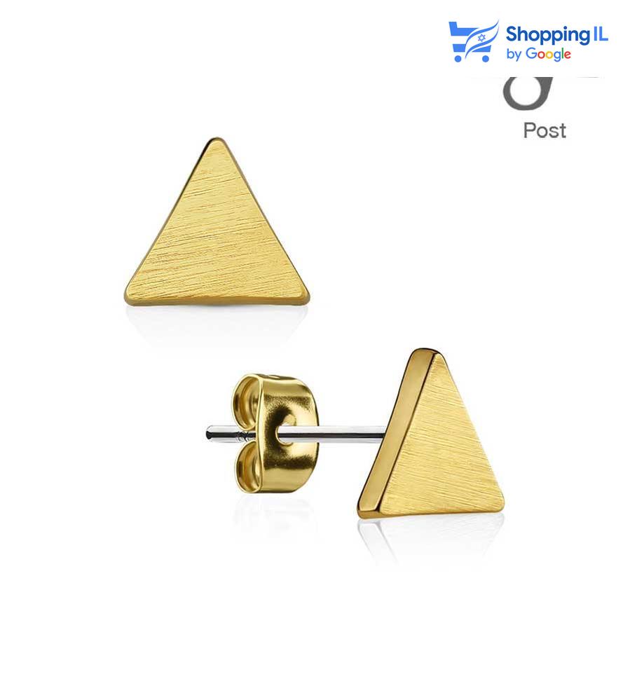 זוג עגילי משולשים - עשויים מתכת רפואית מצופה זהב (המוט אינו מצופה בזהב). העגילים בעיצוב משולשים בגימור מברשת. מצופה - זהב, זהב רוז. מידה - מגיע בעובי של 0.8 והמשולשים בגודל של 7*7 מ"מ.  העגילים מיועדים בעיקר לאזורים הבאים: - תנוך