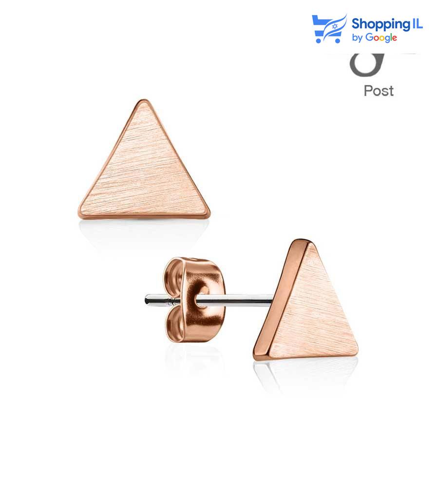 זוג עגילי משולשים - עשויים מתכת רפואית מצופה זהב (המוט אינו מצופה בזהב). העגילים בעיצוב משולשים בגימור מברשת. מצופה - זהב, זהב רוז. מידה - מגיע בעובי של 0.8 והמשולשים בגודל של 7*7 מ"מ.  העגילים מיועדים בעיקר לאזורים הבאים: - תנוך