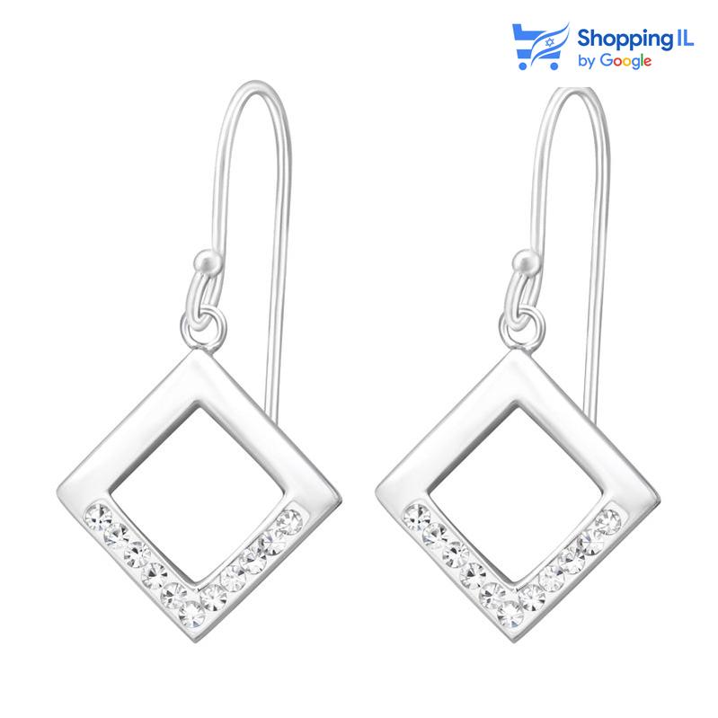 זוג עגילי בלנדי - זוג עגילים עשויים כסף 925. זוג עגילי ערב בעיצוב של מעוין תלוי ומשובץ אבני קריסטל . צבע - כסף  מידה - מגיע בעובי של 0.8 מ"מ גודל המעוין הוא 14X14 מ"מ  העגיל מיועד בעיקר לאזורים הבאים: - עגילים בתנוך האוזן