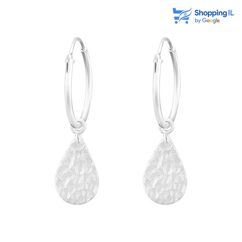 Pears - זוג עגילי חישוק עשויים כסף 925. עגילי חישוק המחוברים אל תליון בעיצוב זוג אגסים מפוסלים מכסף. צבע - כסף  מידה - מגיע בעובי של 0.8 מ"מ ובקוטר 16 מ"מ קוטר התליון - 8X13 מ"מ.  העגילים מיועד בעיקר לאזורים הבאים: - עגילים בתנוך האוזן