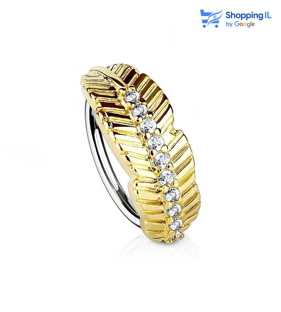 עגיל נזם לוסי מצופה זהב - עשוי מתכת רפואית מצופה בזהב, העגיל נפתח בעזרת כיפוף קל של המוט. העגיל בעיצוב נוצה משובצת אבני זירקון (המוט אינו מצופה בזהב) צבע - זהב מידה - מגיע בעובי של 0.8 מ"מ ובקוטר 8 מ"מ  העגיל מיועד בעיקר לאזורים הבאים: - פירסינג נזם - פירסינג הליקס - פירסינג רוק (דק) - כמובן שניתן לענוד את העגיל גם באזורים אחרים (: