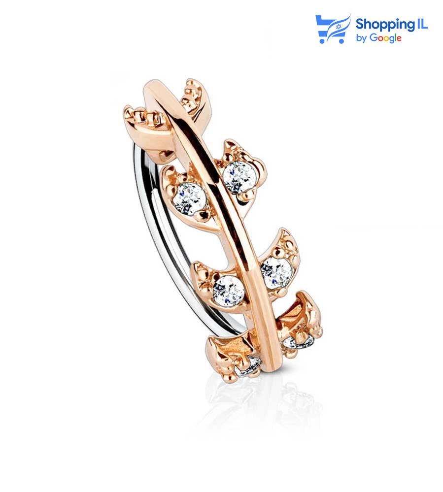 עגיל נזם דייזי בציפוי זהב רוז - עשוי מתכת רפואית מצופה בזהב רוז, העגיל נפתח בעזרת כיפוף קל של המוט. העגיל בעיצוב נוצה משובצת אבני זירקון (המוט אינו מצופה בזהב) צבע - זהב רוז מידה - מגיע בעובי של 0.8 מ"מ ובקוטר 8 מ"מ  העגיל מיועד בעיקר לאזורים הבאים: - פירסינג נזם - פירסינג הליקס - פירסינג רוק (דק)